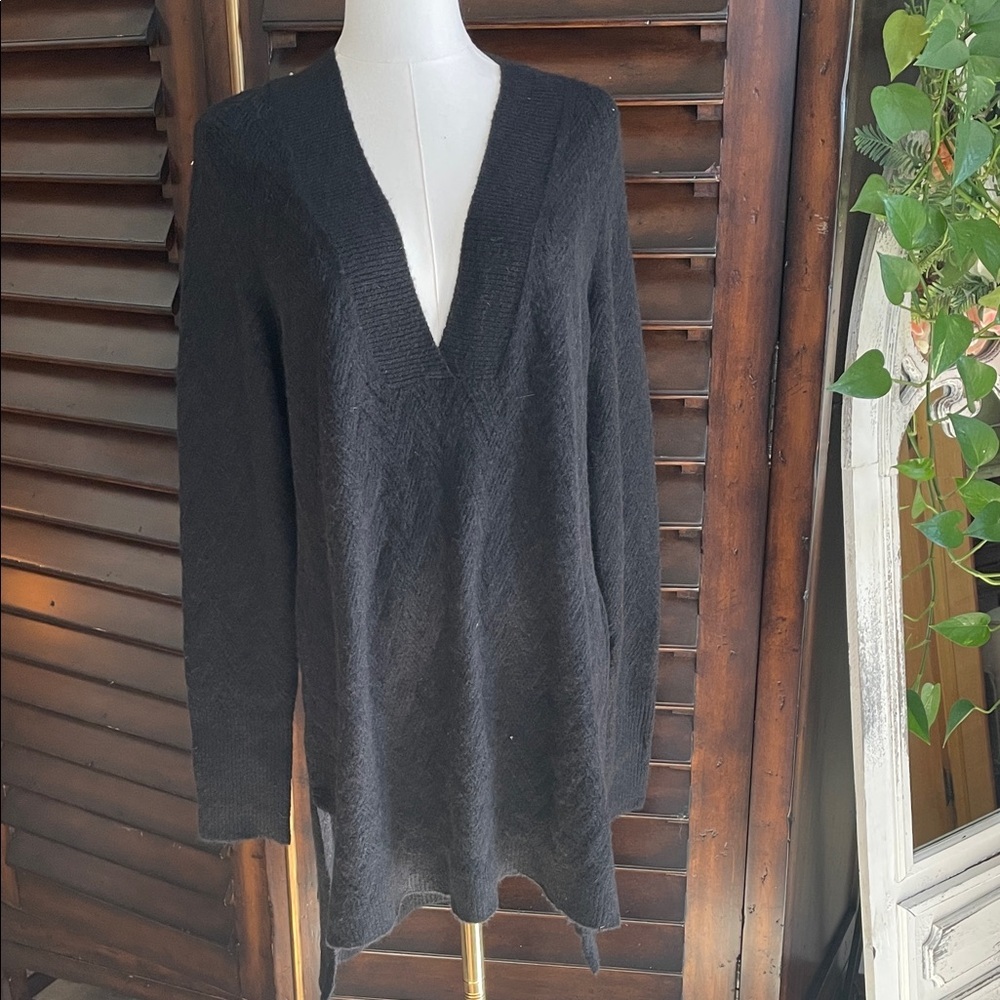 NWT $109 Chico’s Size 1 Tunic Women's Black V-Neck Sweater Acrylic Wool Blend